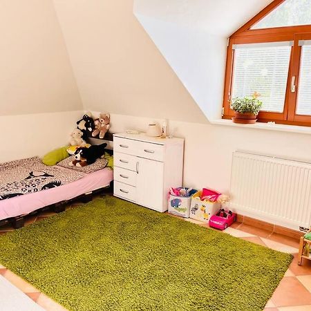 Apartman Se Zahradou 20 Minut Do Centra Prahy Ořech エクステリア 写真