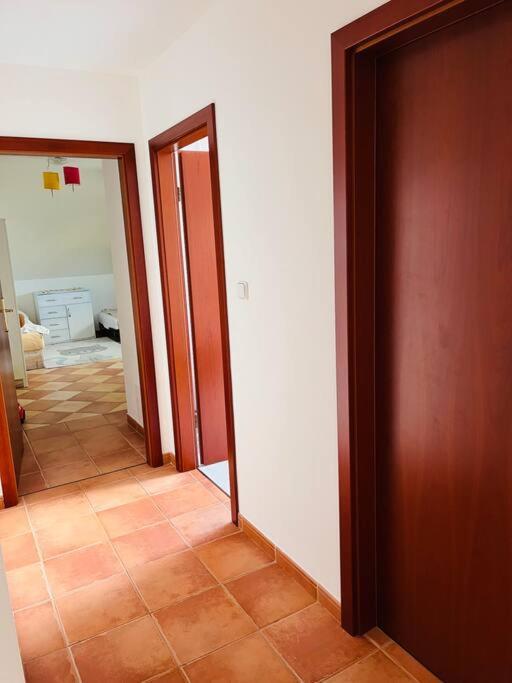 Apartman Se Zahradou 20 Minut Do Centra Prahy Ořech エクステリア 写真